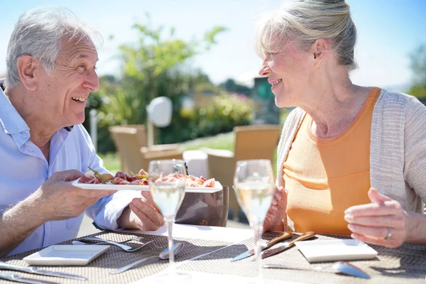Senior Pasangan Menikmati Meal — Stok Foto