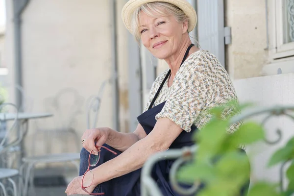 Senior woman with hat relaxing — Stock Photo, Image