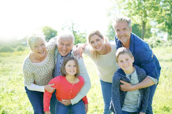Mezigenerační rodinné procházky — Stock fotografie