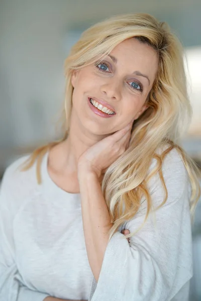 Glada medelålders blond kvinna — Stockfoto