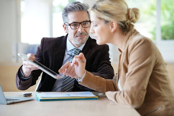 Woman meeting notary — Stock Photo, Image