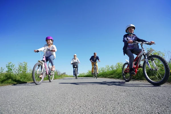 Familia en un día de ciclismo — Foto de Stock