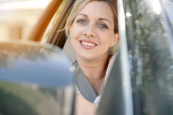 Mulher relaxante no assento do passageiro do carro — Fotografia de Stock