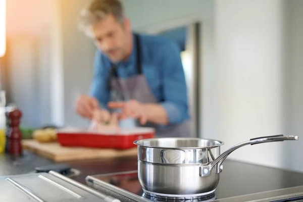 Man in kitchen cooking dish for dinner — Stock Photo, Image