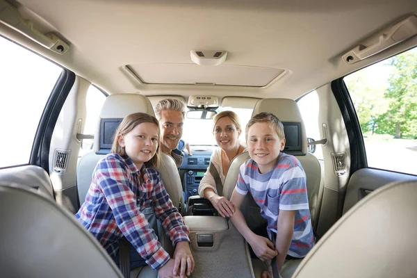 Οικογένεια οδηγώντας αυτοκίνητο — Φωτογραφία Αρχείου