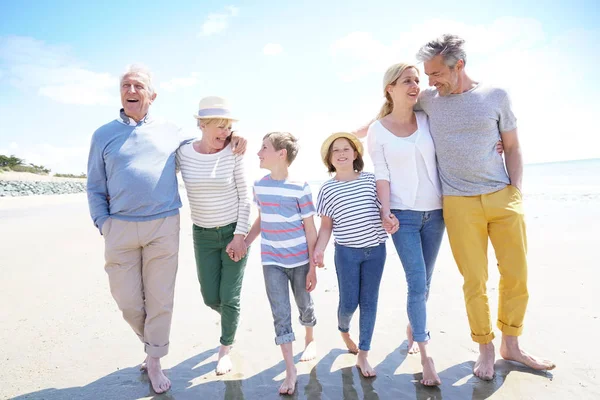 Familia intergeneracional feliz — Foto de Stock