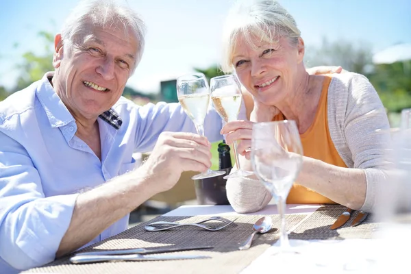 Seniorenpaar genießt Essen — Stockfoto
