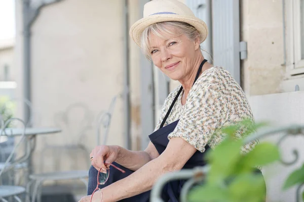 Senior woman with hat relaxing — Stock Photo, Image