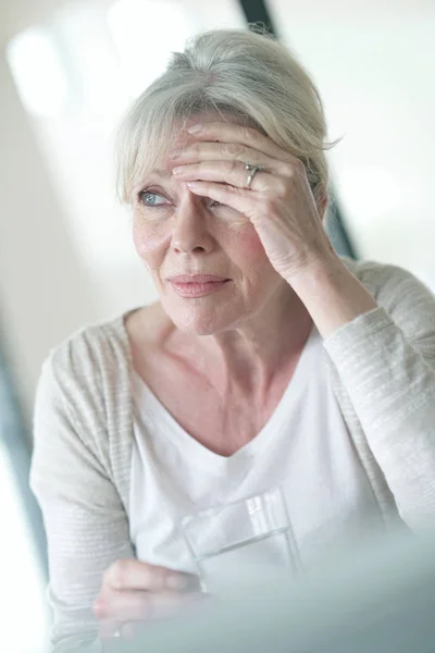 Mujer que sufre migraña — Foto de Stock