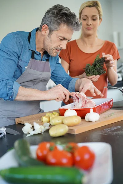 Koppel het hebben van plezier koken samen — Stockfoto