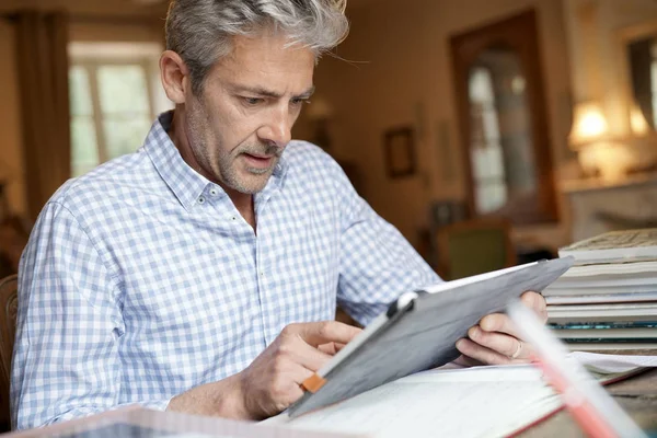 Man som använder digitala surfplattor — Stockfoto