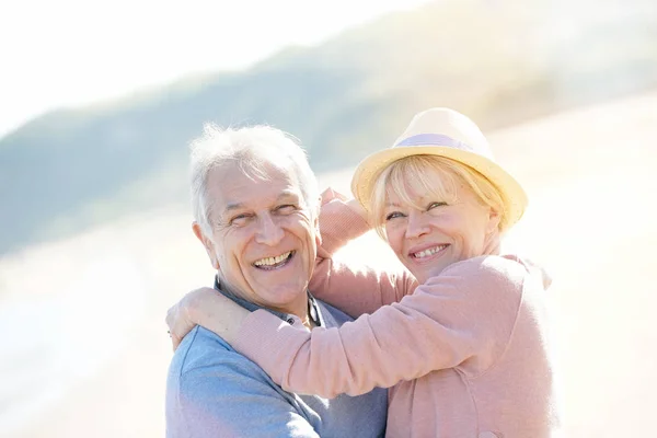 Senior koppel op het strand — Stockfoto