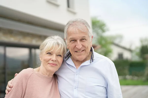 Högre par omfamning — Stockfoto