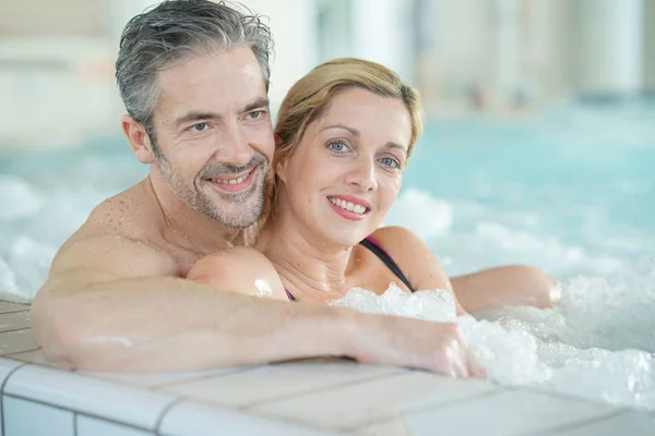 Casal relaxante na banheira de hidromassagem — Fotografia de Stock