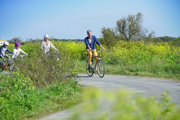 Família feliz andar de bicicleta — Fotografia de Stock
