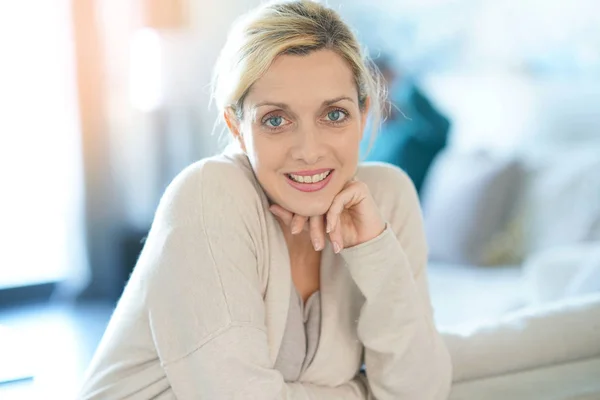 Uśmiechający się w średnim wieku blond kobieta — Zdjęcie stockowe
