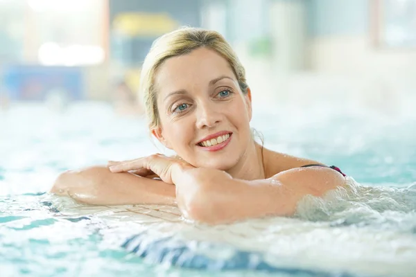 Vrouw genieten van thermale bad — Stockfoto