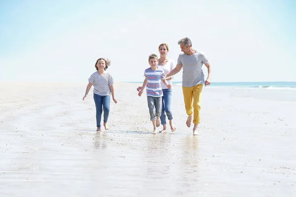 Caminata familiar en la playa de arena —  Fotos de Stock