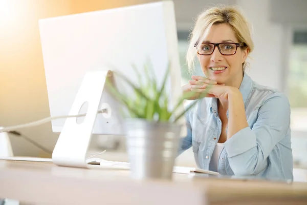 Businesswoman in office working — Stock Photo, Image
