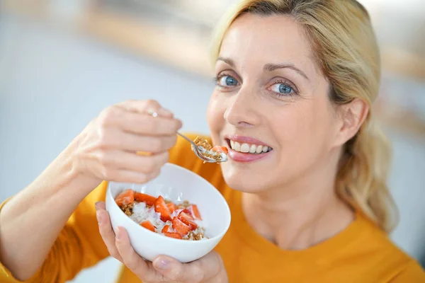 Mulher comendo cereais — Fotografia de Stock