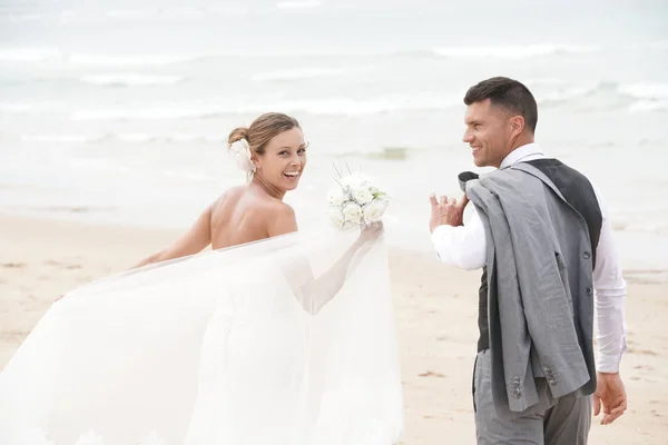 Pareja caminando en la playa — Foto de Stock