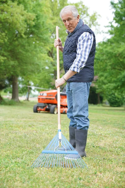 Älterer Mann zeigt Traurigkeit — Stockfoto