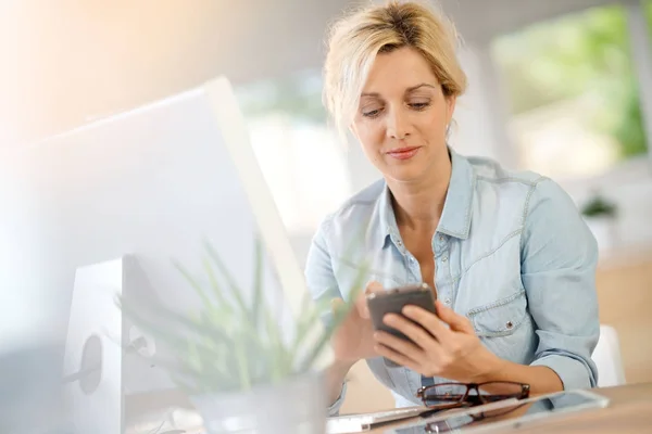 Businesswoman pomocí telefonu — Stock fotografie