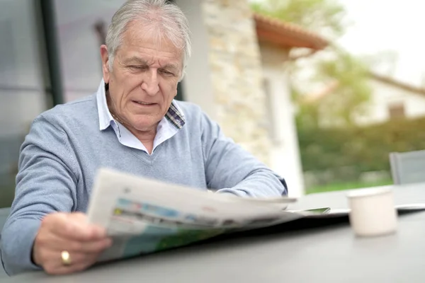 Hombre mayor leyendo periódico —  Fotos de Stock