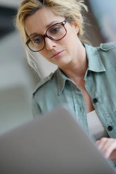 Frau arbeitet von zu Hause aus — Stockfoto