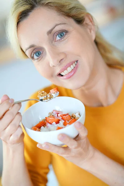 Žena jíst obiloviny — Stockfoto