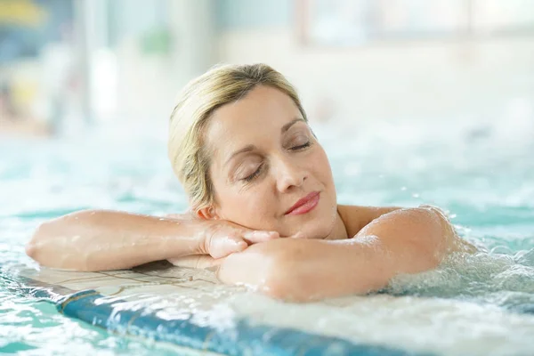 Woman enjoying thermal bath — Stock Photo, Image