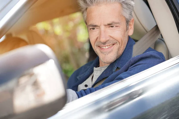 Muž řídí auto — Stock fotografie