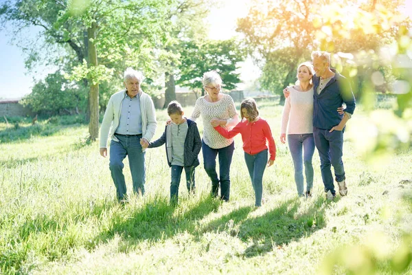 Famille heureuse marche — Photo