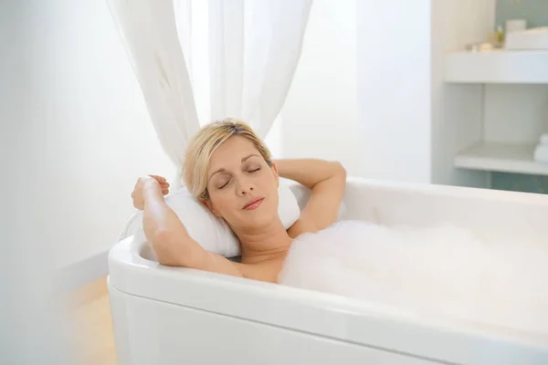 Donna rilassante nella vasca da bagno — Foto Stock