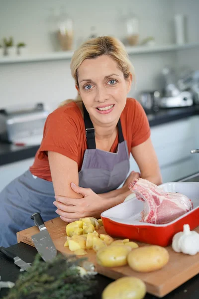 Kvinna i köket matlagning för middag — Stockfoto