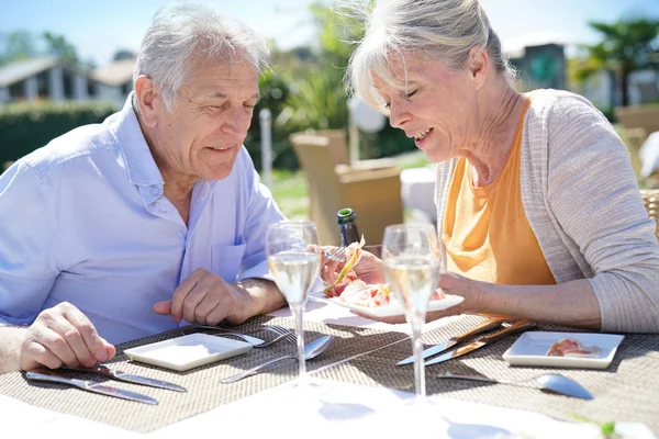 Couple de personnes âgées appréciant les repas — Photo