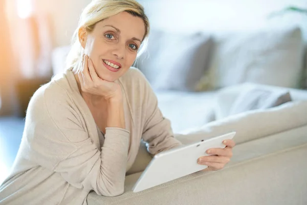 Mulher em casa conectado com tablet digital — Fotografia de Stock