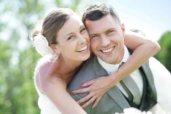 Sposo dando cavalcata alla sposa — Foto Stock