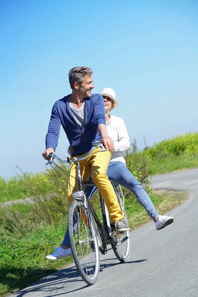 Alegre casal equitação bicicleta — Fotografia de Stock