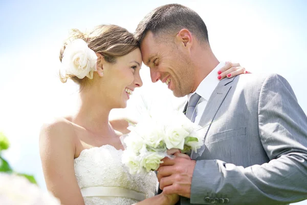 Bride and groom on their wedding day — Stock Photo, Image