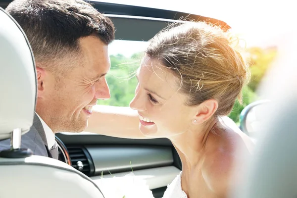 Pareja sentada en un coche descapotable —  Fotos de Stock