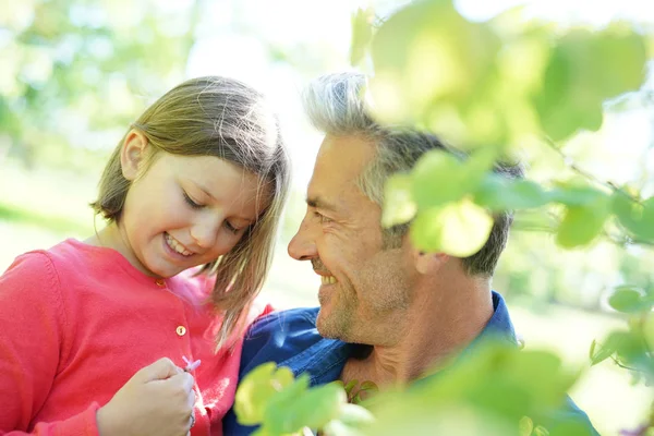 Papi con chica mirando brotes — Foto de Stock