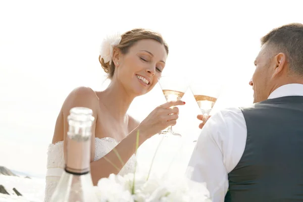 Bride and groom with champagne — Stock Photo, Image