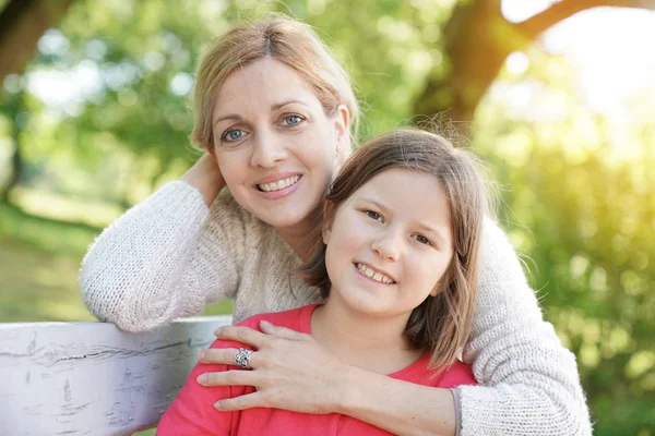 Mother and daughter sitting — Stock Photo, Image