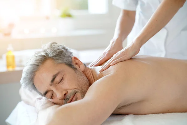 Homem relaxante na massagem — Fotografia de Stock