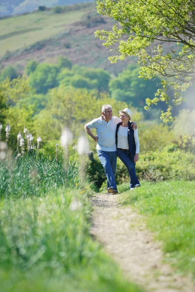 Senior koppel wandelen — Stockfoto