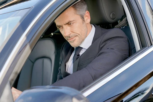 Chauffeur à l'intérieur de la voiture attendant le client — Photo