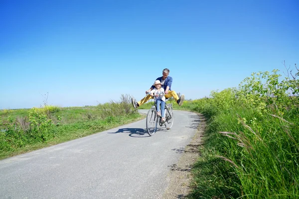 Батько і дочка їдуть на велосипеді разом — стокове фото
