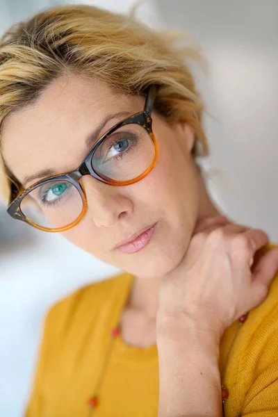 Femme d'âge moyen portant des lunettes — Photo