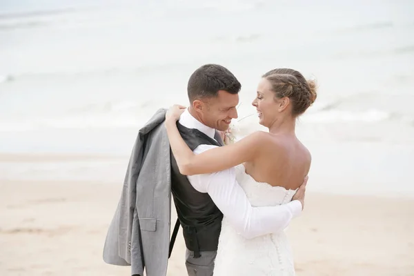 Novia y novio abrazando — Foto de Stock